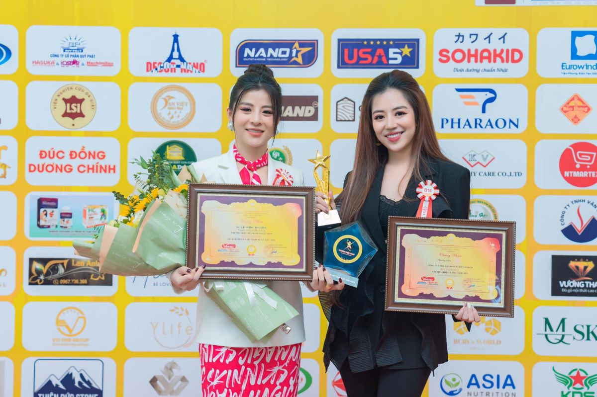 Founder Magic Skin Phương Lê nhận danh hiệu “Doanh Nhân Việt Nam xuất sắc 2022”cùng Chủ tịch Đào Minh Châu 